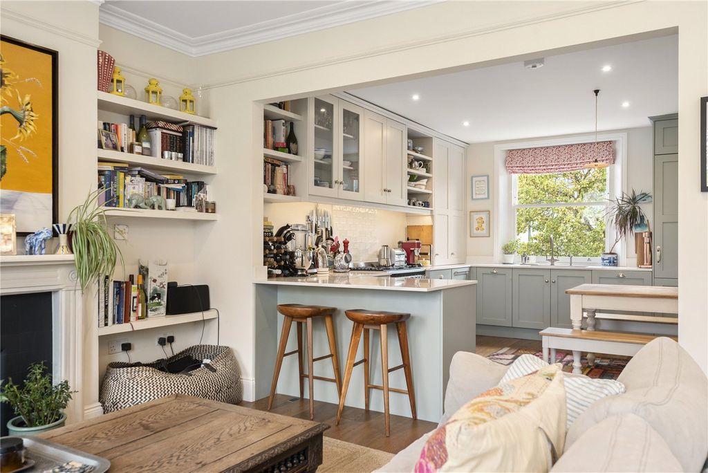 Property photo 2 of 15 Kitchen/Reception