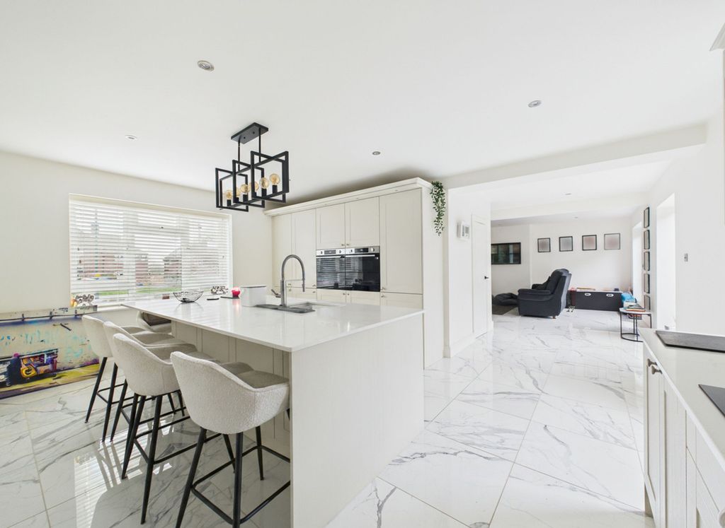 Property photo 2 of 19 Breakfast Kitchen