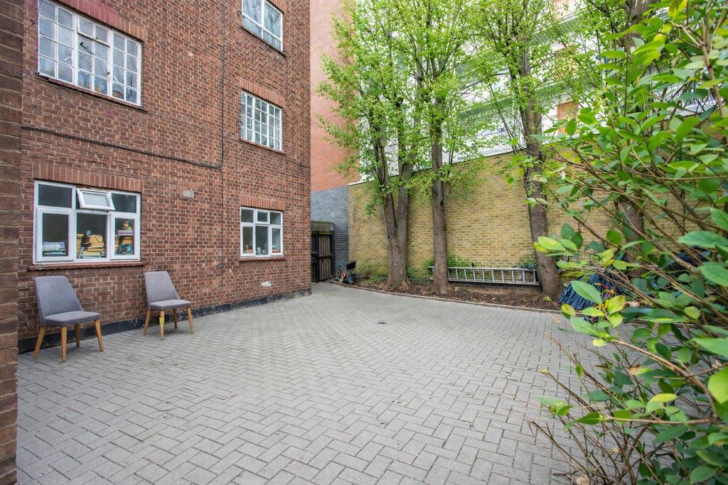 Property photo 2 of 15 Communal Garden