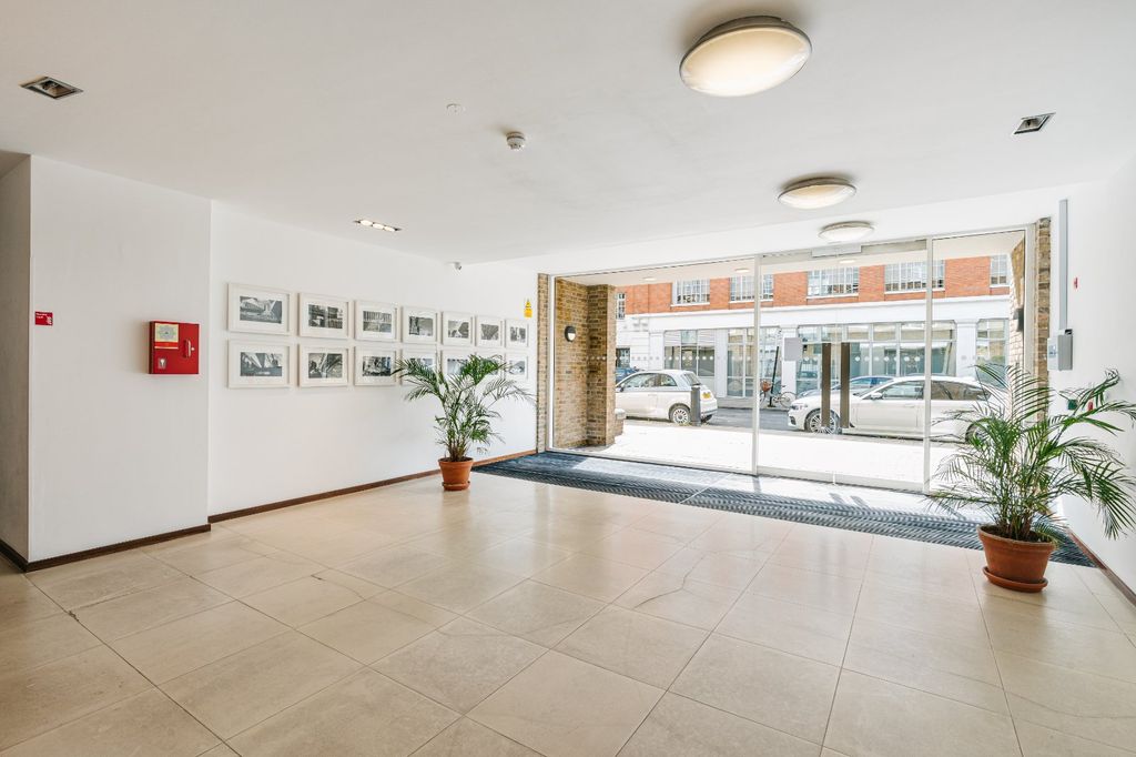 Property photo 2 of 19 Entrance Lobby