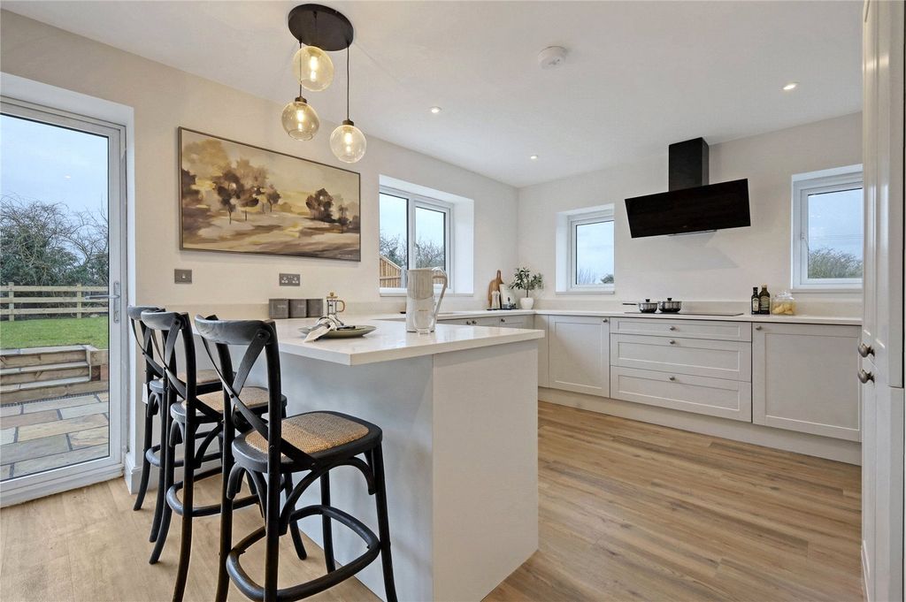 Property photo 3 of 12 Show Home