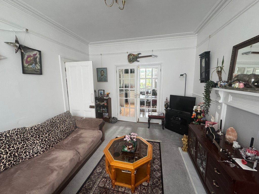 Property photo 3 of 16 Maisonette Living Room