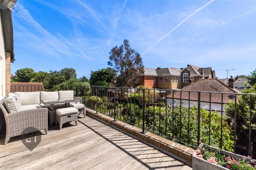 Property photo 2 of 7 Roof Terrace