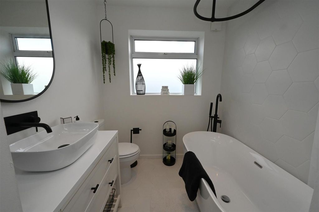 Property photo 1 of 21 Bathroom.Jpg