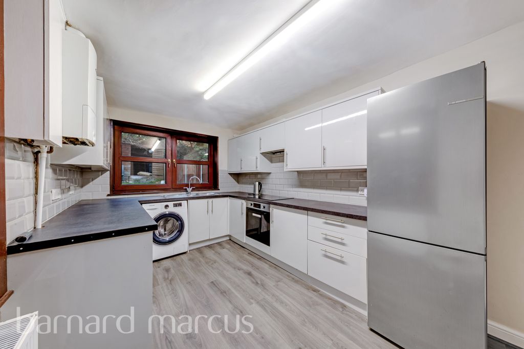 Property photo 2 of 7 Kitchen