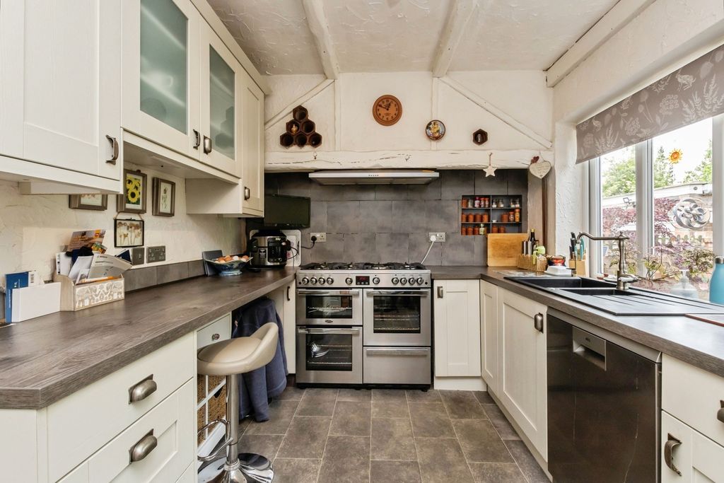 Property photo 3 of 18 Kitchen