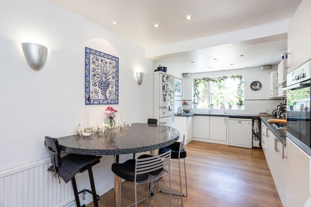 Property photo 3 of 34 Kitchen