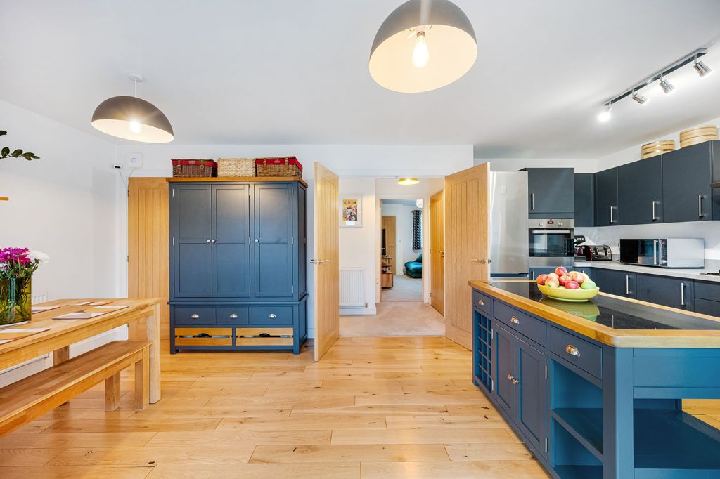 Property photo 2 of 33