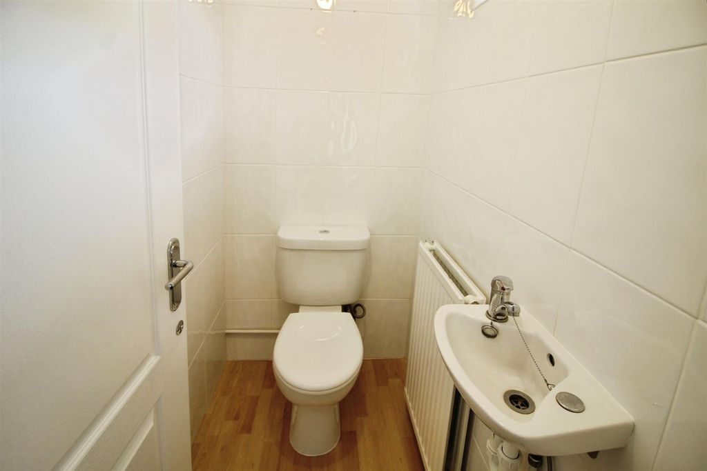 Property photo 2 of 21 Guest W.C