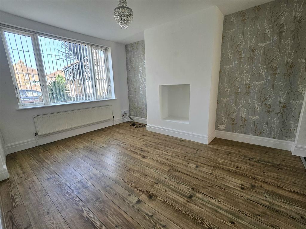 Property photo 2 of 10 Lounge