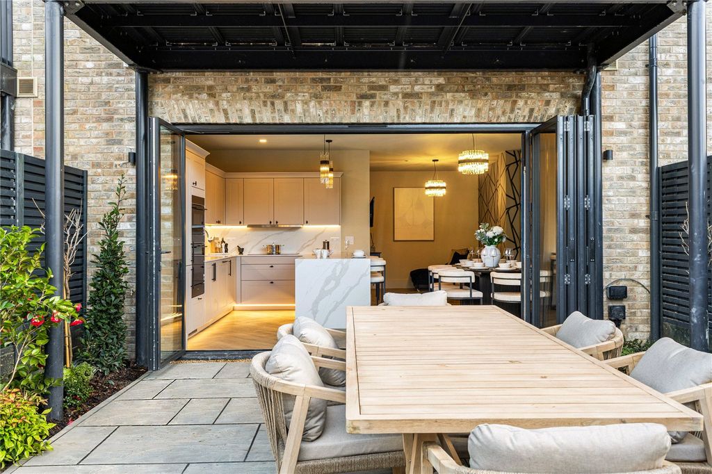 Property photo 2 of 13 Show Home