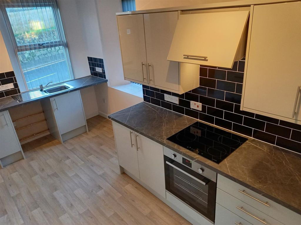 Property photo 3 of 9 Kitchen