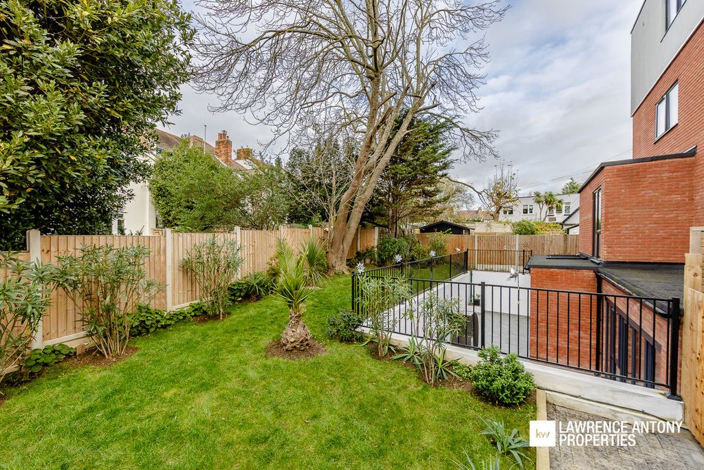 Additional image 14 of 3 bed flat for saleGrand Parade, Leigh-On-Sea SS9