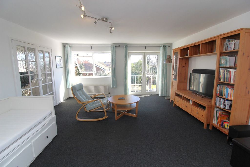 Property photo 3 of 9 Lounge