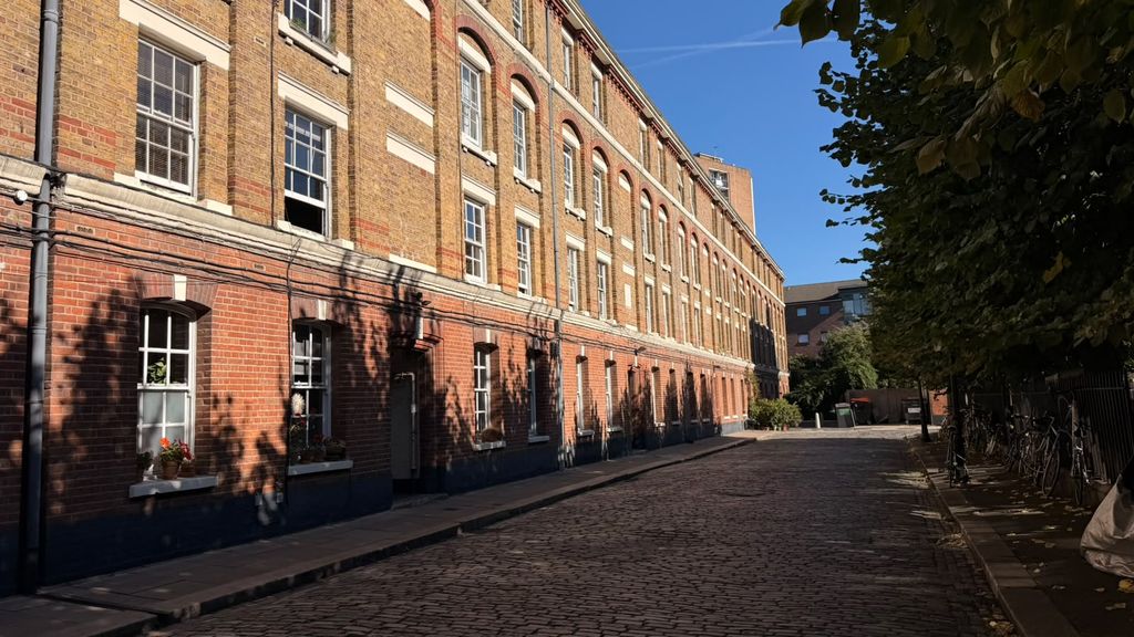 Property photo 1 of 6 2 Bed Flat To Rent Gibson Gardens, London N16 - Third Floor