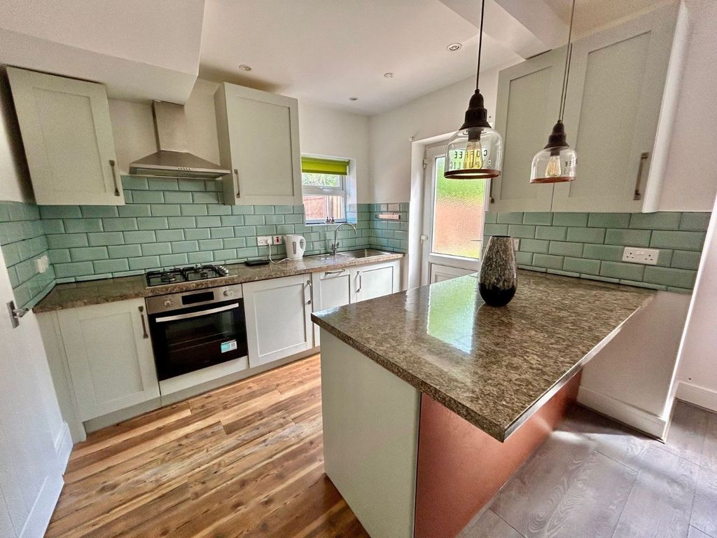 Property photo 3 of 19 Kitchen