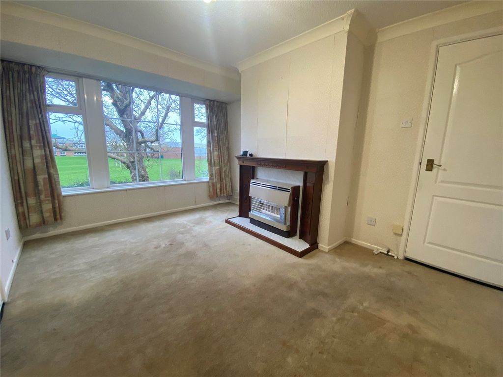 Property photo 3 of 11 Lounge