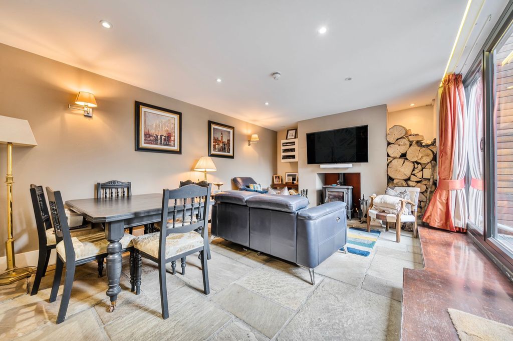 Property photo 2 of 24