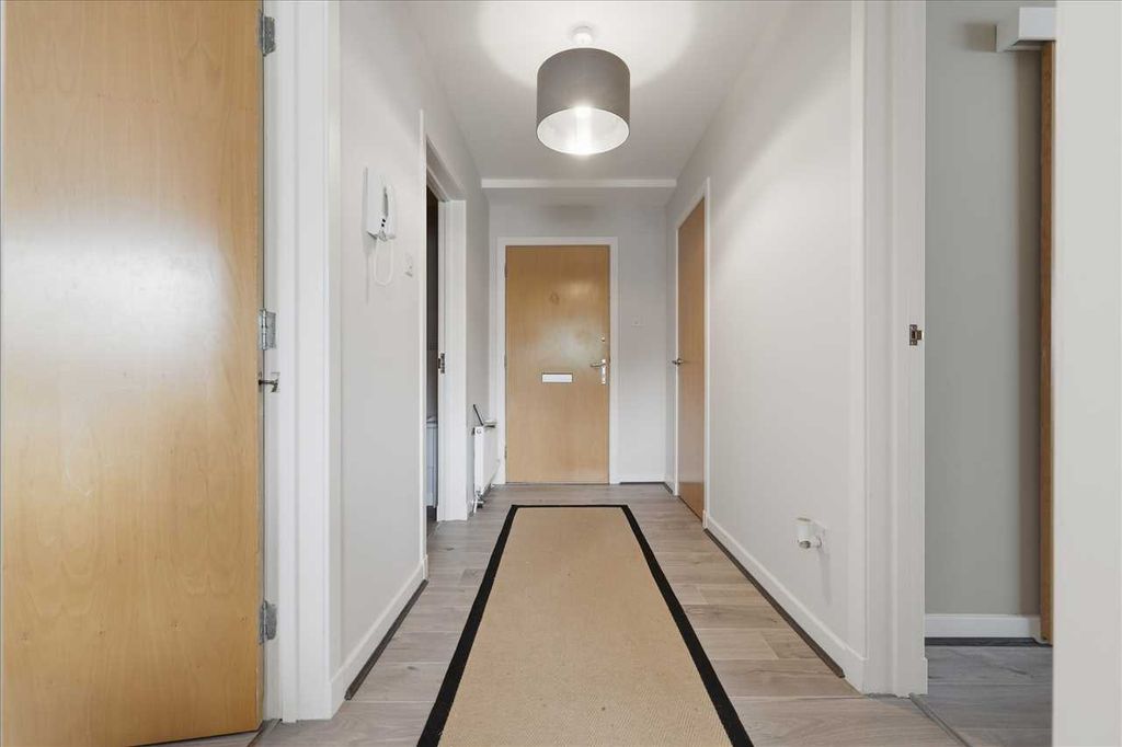 Property photo 2 of 16 Hallway