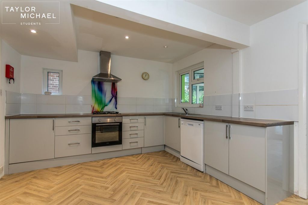 Property photo 2 of 28 Kitchen