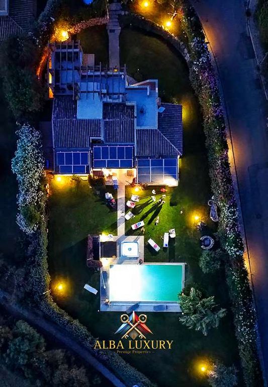 Property photo 2 of 27