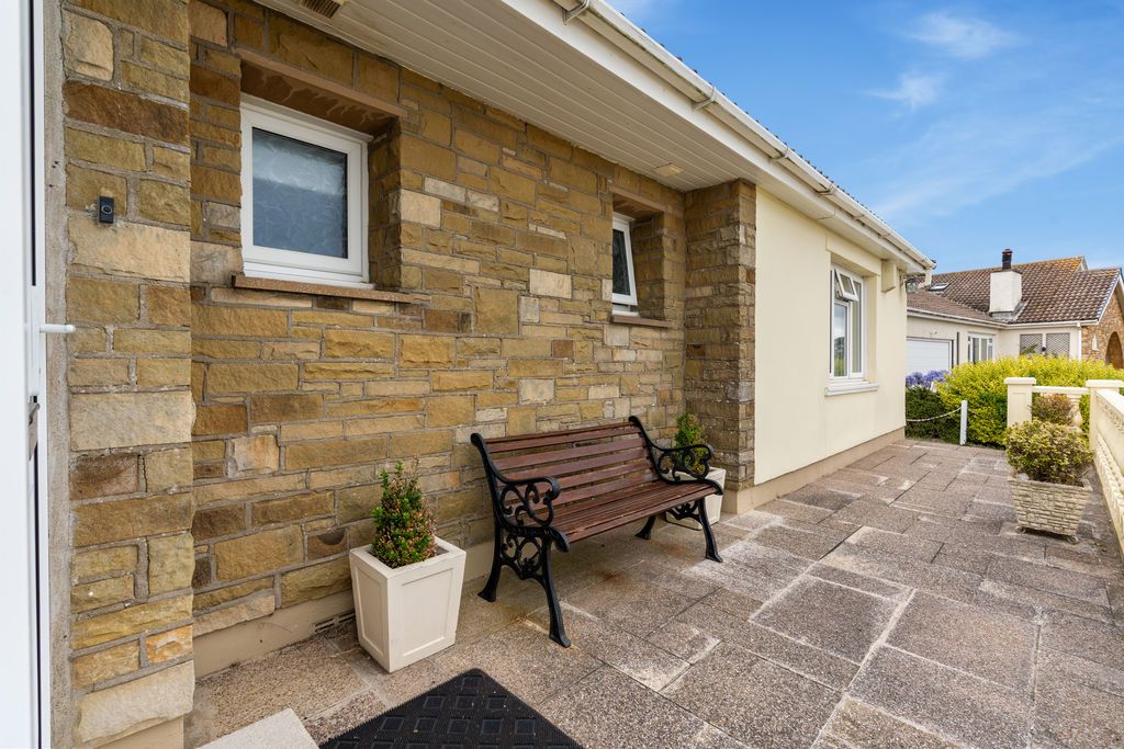 Property photo 3 of 41 Cranford, 11A Howe Road