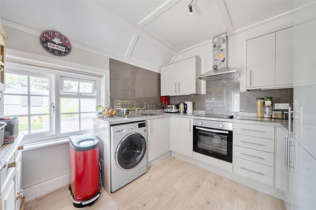 Property photo 3 of 11 Kitchen
