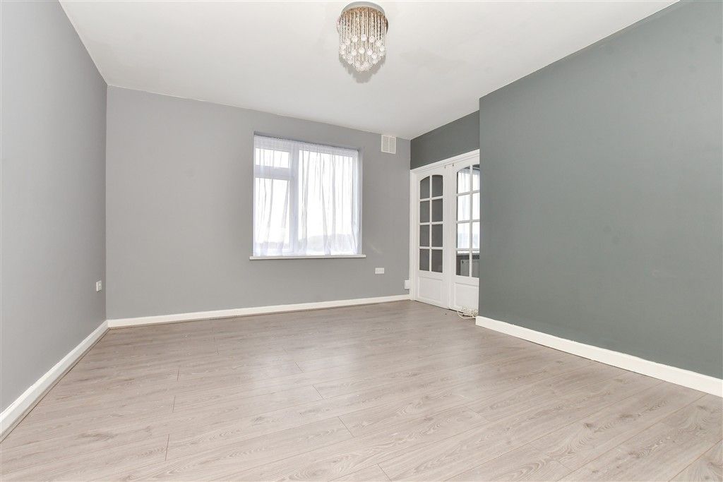 Property photo 3 of 14 Lounge