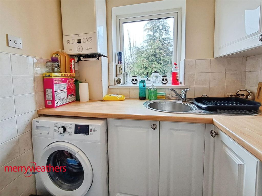 Property photo 2 of 7 Kitchen