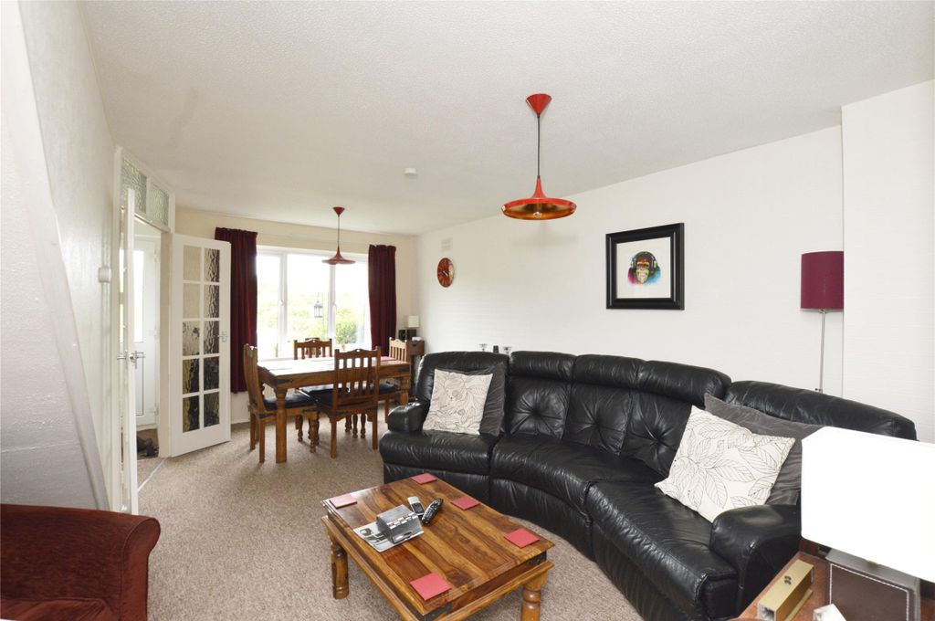 Property photo 3 of 11 Lounge