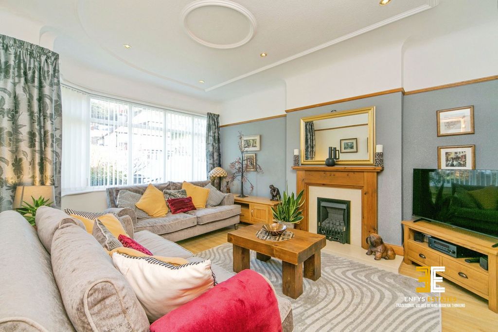 Property photo 2 of 27