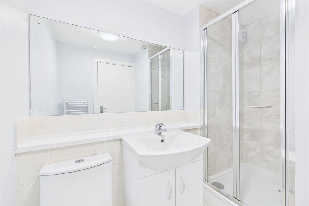 Property photo 3 of 11 Bathroom