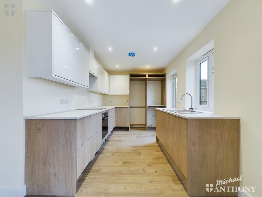 Property photo 2 of 9 Cam03218G0-Pr0494-Still009