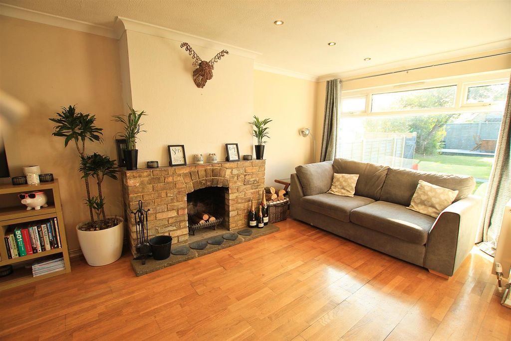 Property photo 2 of 16 Lounge Best.Jpg