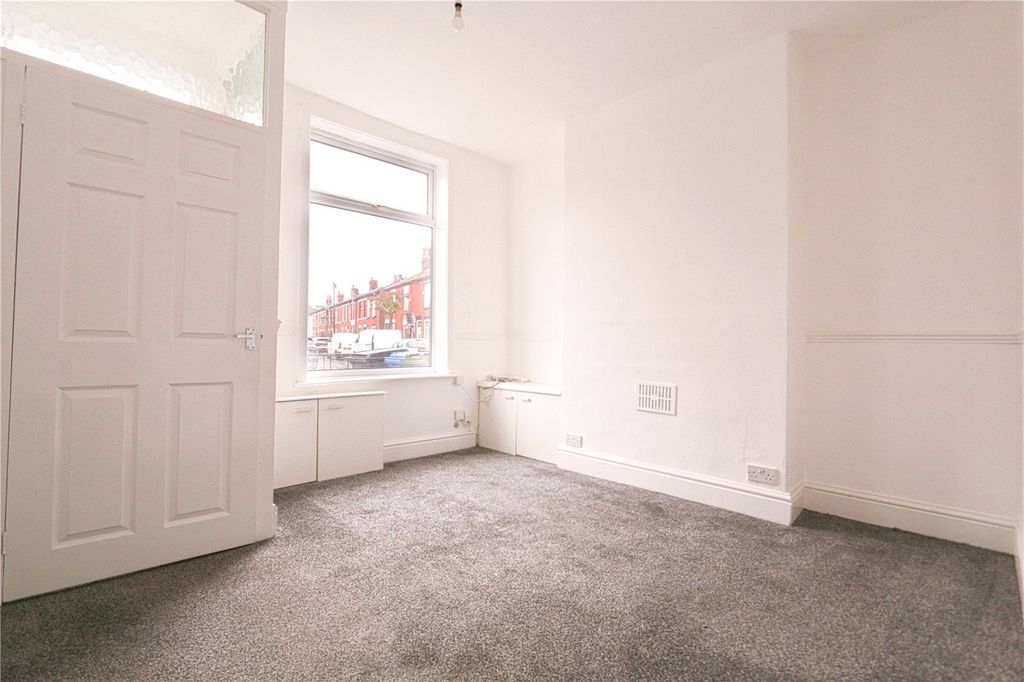 Property photo 2 of 8 Lounge