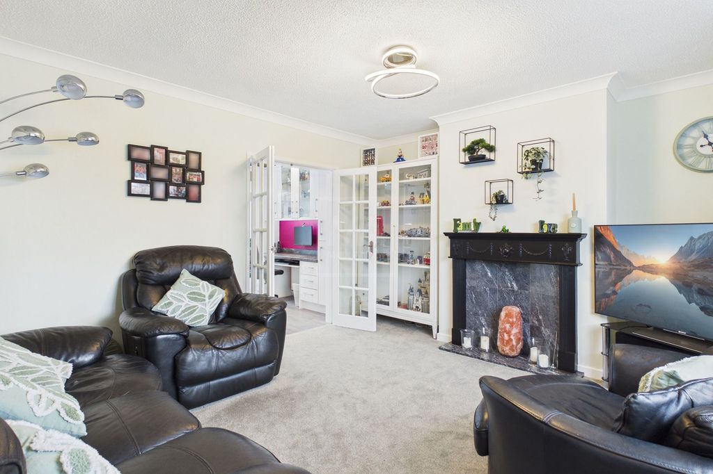 Property photo 2 of 19 Lounge