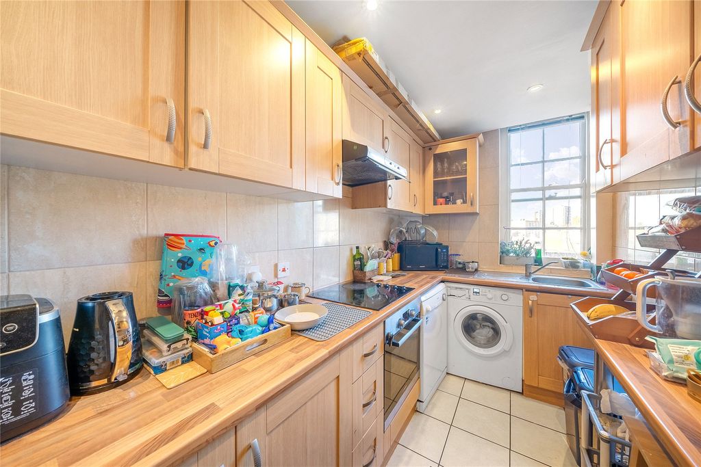 Property photo 3 of 6 Kitchen