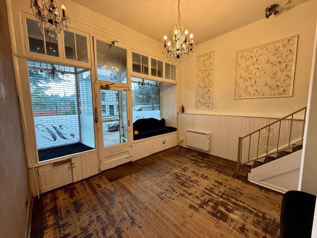 Property photo 2 of 10 Salon Area