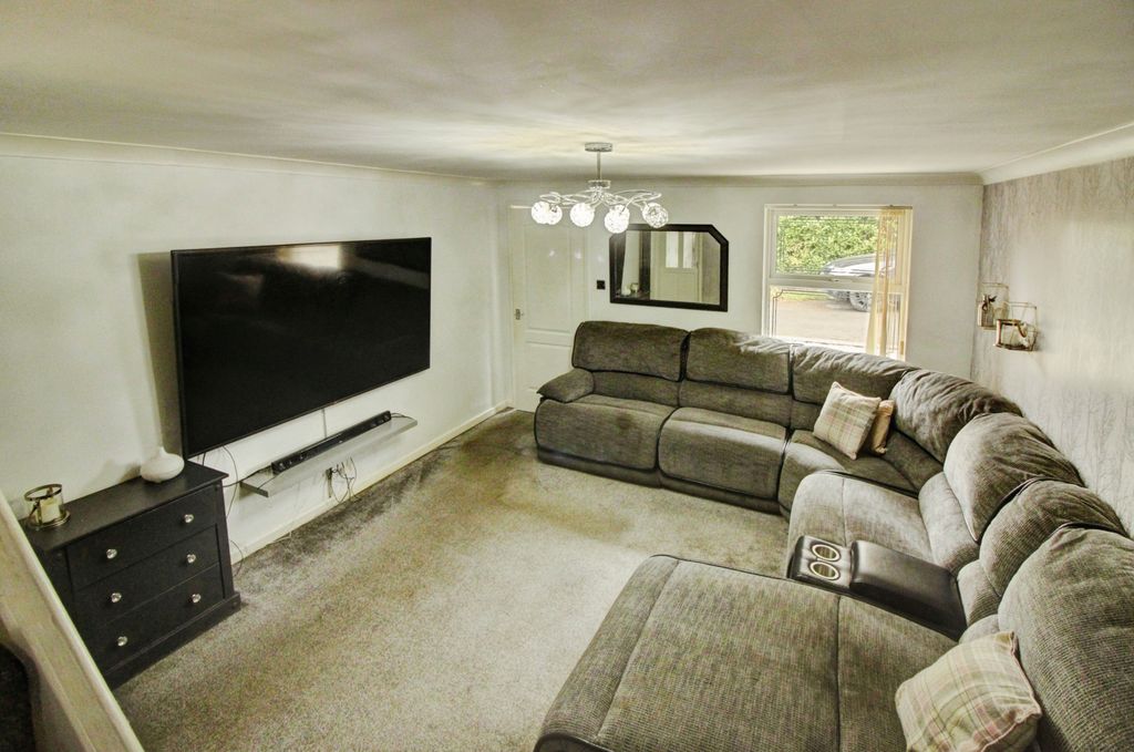 Property photo 2 of 16 Lounge