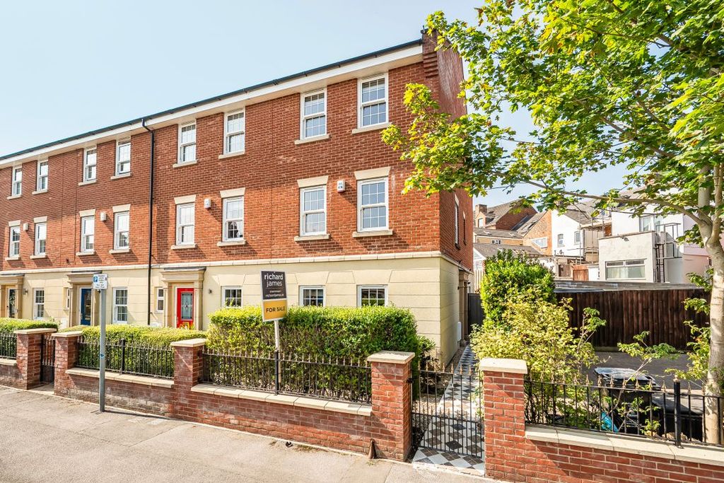 Property photo 1 of 17 147863716A50B43d52314