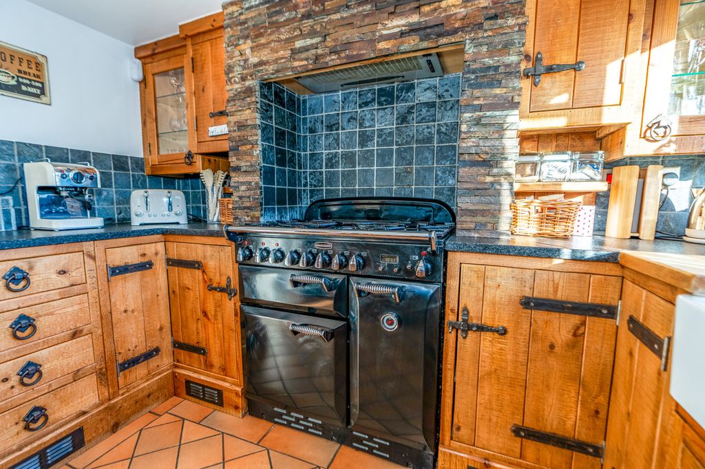 Property photo 3 of 37