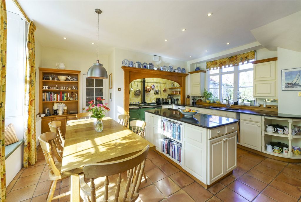 Property photo 3 of 30 Kitchen/Breakfast