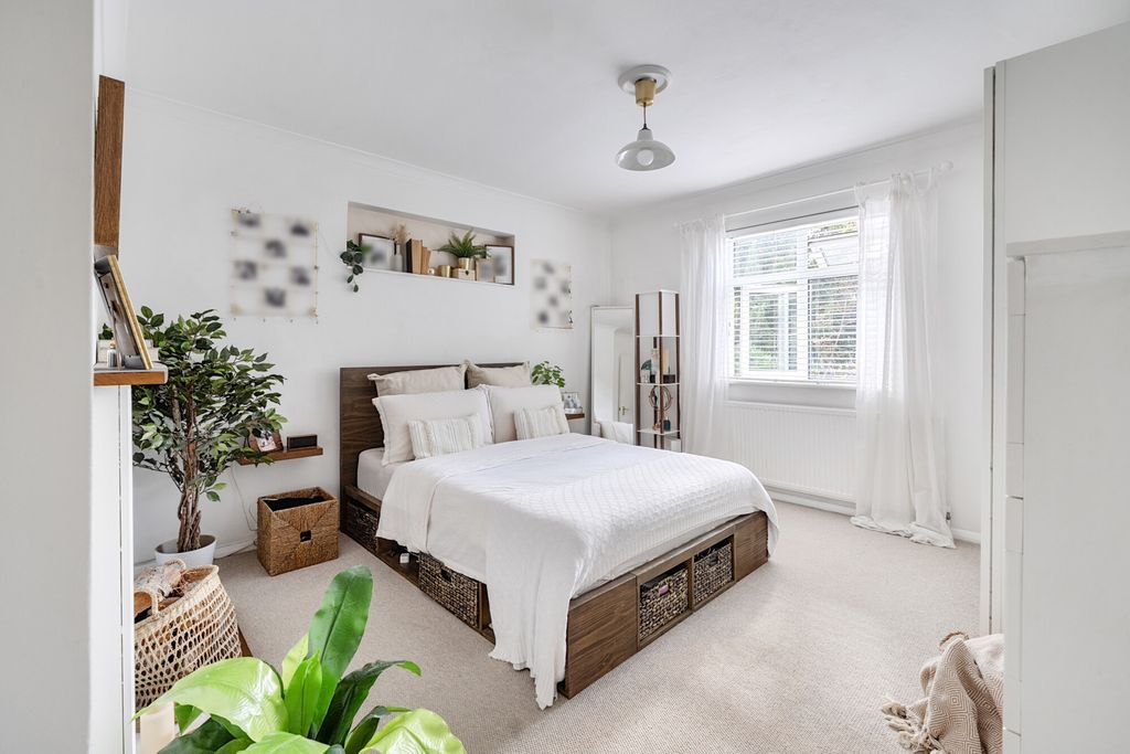 Property photo 2 of 11 1523902-12-6Ab29A...