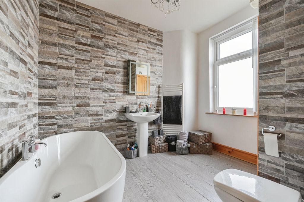 Property photo 2 of 16 Bathroom: