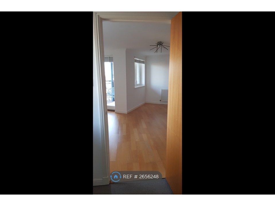 Property photo 3 of 31 Living Room