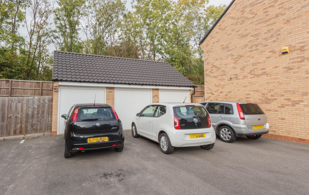 Property photo 3 of 7 Garage