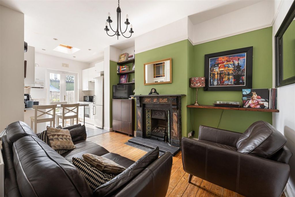 Property photo 2 of 18 Cavendish Drive, E11