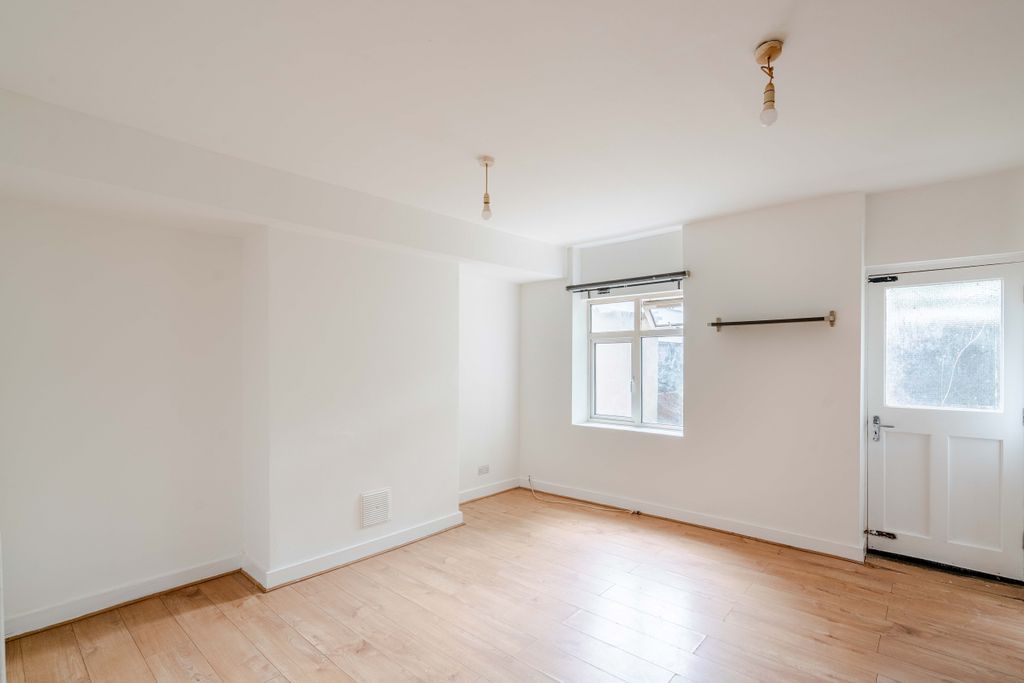 Property photo 3 of 10 1