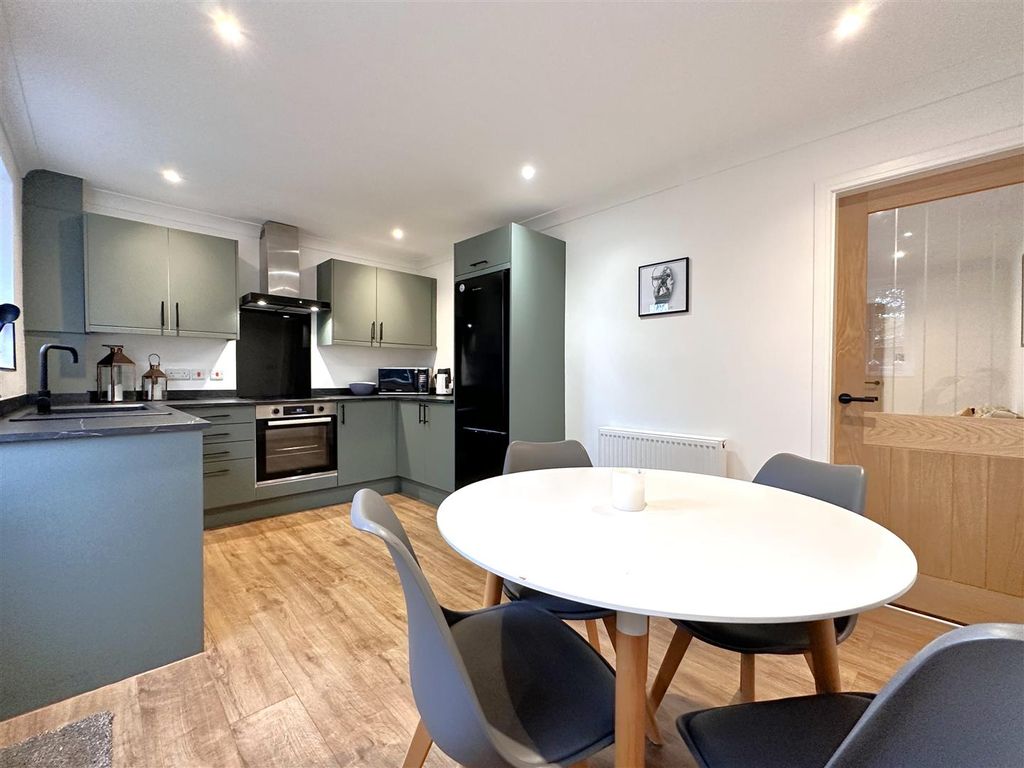 Property photo 2 of 17 Superb Open-Plan Dining Kitchen 291