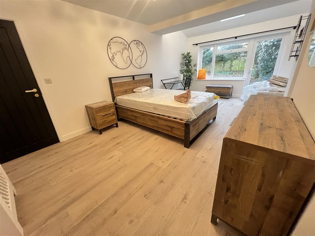 Property photo 1 of 5 Bed2.Jpg